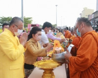 จังหวัดสุราษฎร์ธานี จัดพิธีทำบุญตักบาตรเนื่องในโอกาสวันสงกรา ... พารามิเตอร์รูปภาพ 2