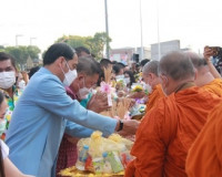 จังหวัดสุราษฎร์ธานี จัดพิธีทำบุญตักบาตรเนื่องในโอกาสวันสงกรา ... พารามิเตอร์รูปภาพ 4