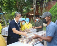 “ปันสุข” ส่งท้ายเทศกาลสงกรานต์2565 ผู้ว่าฯสุราษฎร์ ยังคงแจกถ ... พารามิเตอร์รูปภาพ 6