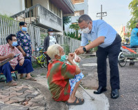 ผวจ.สุราษฎร์ธานีร่วมมอบถุงปันใจแก่กลุ่มเปราะบาง บริเวณจวนผู้ ... พารามิเตอร์รูปภาพ 2