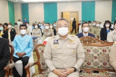 จังหวัดสุราษฎร์ธานีมอบเกียรติบัตรสร้างขวัญกำลังใจแก่ผู้บริหา ... พารามิเตอร์รูปภาพ 1