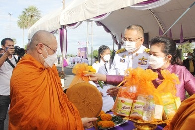 พุทธศาสนิกชนจังหวัดสุราษฎร์ธานีพร้อมใจทำบุญตักบาตรและปล่อยพั ... พารามิเตอร์รูปภาพ 1