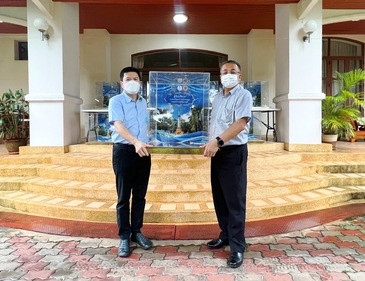 พ่อเมืองสุราษฎร์ฯ พร้อม สส.สุราษฎร์ เขต 1 รับมอบกล่องอะคริลิ ... พารามิเตอร์รูปภาพ 1