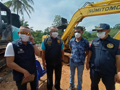 ผู้ว่าฯ ลงพื้นที่ตรวจสอบสถานที่เกิดเหตุ การลักลอบเผารถแบคโฮท ... พารามิเตอร์รูปภาพ 1