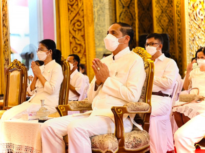 พิธีเวียนเทียน เนื่องในเทศกาลวันอาสาฬหบูชาและวันเข้าพรรษา ปร ... พารามิเตอร์รูปภาพ 1