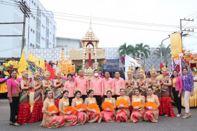 ผู้ว่า ฯ สุราษฎร์ธานี ร่วมพิธีอัญเชิญเทียนพรรษาพระราชทาน ผ้า ... พารามิเตอร์รูปภาพ 1