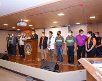 พิธีส่งนักกีฬาพร้อมให้โอวาทในการเดินทางเข้าร่วมการแข่งขันกีฬ ... พารามิเตอร์รูปภาพ 1