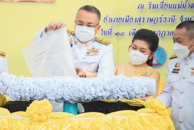 พสกนิกรจังหวัดสุราษฎร์ธานี ร่วมประกอบพิธีทำบุญตักบาตร พร้อมป ... พารามิเตอร์รูปภาพ 1