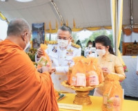 พสกนิกรจังหวัดสุราษฎร์ธานี ร่วมประกอบพิธีทำบุญตักบาตร พร้อมป ... พารามิเตอร์รูปภาพ 1
