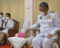 พิธีประดับแผงคอ หมวกหนีบ และตราสัญลักษณ์พระปรมาภิไธยย่อ ภ.ป. ... พารามิเตอร์รูปภาพ 16