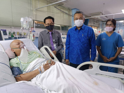 พ่อเมืองสุราษฎร์ รุดเยี่ยมกู้ภัยใต้น้ำมือ 1 เส้นเลือดสมองแตก ... พารามิเตอร์รูปภาพ 1