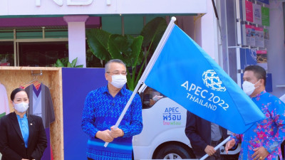 ผู้ว่าราชการจังหวัดสุราษฎร์ธานี ร่วมเปิดตัว รถนิทรรศการ APEC ... พารามิเตอร์รูปภาพ 1