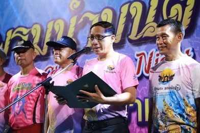 นักวิ่งกว่า 2,500 คน ร่วมกิจกรรม &quot;วิ่งพรมน้ำมนต์&quot; งานวิ่งไนท ... พารามิเตอร์รูปภาพ 1