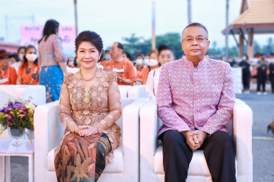 พ่อเมืองสุราษฎร์ธานี นำประชาชนและนักท่องเที่ยวร่วมพิธีชักพุ่ ... พารามิเตอร์รูปภาพ 1