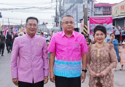 ประชาชนและนักท่องเที่ยวนับหมื่นคนพร้อมใจร่วมขบวนแห่เรือพนมพร ... พารามิเตอร์รูปภาพ 1