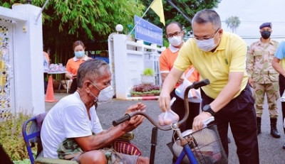 ผู้ว่าฯสุราษฎร์ธานี แจกจ่ายถุงปันสุขจำนวน 900 ชุดให้แก่ผู้พิ ... พารามิเตอร์รูปภาพ 1