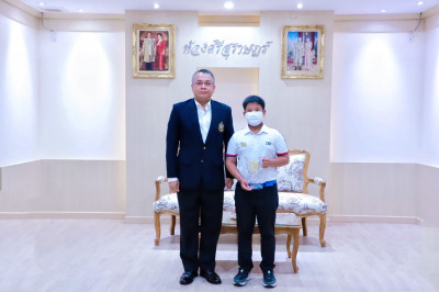 ผู้ว่าฯสุราษฎร์ธานี ให้โอวาท น้องโธมัส นักกีฬากอล์ฟเยาวชน สั ... พารามิเตอร์รูปภาพ 1