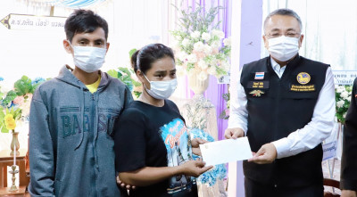 ผู้ว่าราชการจังหวัดสุราษฎร์ธานี เยี่ยมให้กำลังใจครอบครัวเด็ก ... พารามิเตอร์รูปภาพ 1