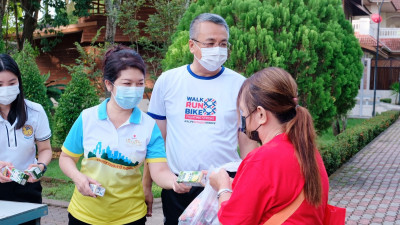 ผู้ว่าฯสุราษฎร์ธานี พร้อมด้วย นายกเหล่ากาชาด แจกจ่าย “ถุงปัน ... พารามิเตอร์รูปภาพ 1