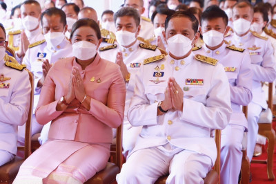 รองผู้ว่าราชการจังหวัดสุราษฎร์ธานี ร่วมพิธีถวายผ้ากฐินพระราช ... พารามิเตอร์รูปภาพ 1