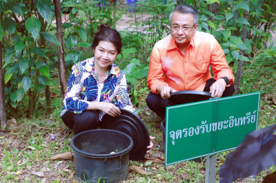 ผู้ว่าราชการจังหวัดสุราษฎร์ธานี จับมือ นายกเหล่ากาชาดจังหวัด ... พารามิเตอร์รูปภาพ 1
