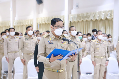 จังหวัดสุราษฎร์ธานี จัดพิธีวางพานพุ่มดอกไม้สดถวายราชสักการะ  ... พารามิเตอร์รูปภาพ 1