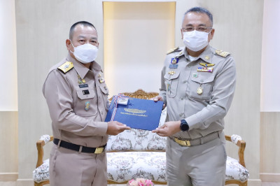 ผู้บัญชาการทัพเรือภาคที่ 2 มอบเครื่องหมายเชิดชูเกียรติ “อภิร ... พารามิเตอร์รูปภาพ 1