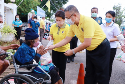 ผู้ว่าราชการจังหวัดสุราษฎร์ธานี จับมือ นายกเหล่ากาชาดจังหวัด ... พารามิเตอร์รูปภาพ 1