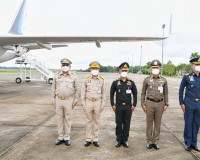 ผู้ว่าราชการจังหวัดสุราษฎร์ธานี เฝ้าส่งเสด็จฯ สมเด็จพระเจ้าล ... พารามิเตอร์รูปภาพ 1