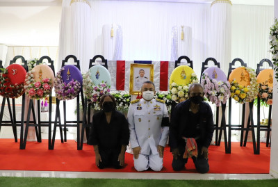 พระบาทสมเด็จพระเจ้าอยู่หัว พระราชทานพวงมาลาวางหน้าหีบศพทหารเ ... พารามิเตอร์รูปภาพ 1