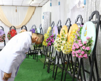 พระบาทสมเด็จพระเจ้าอยู่หัว พระราชทานพวงมาลาวางหน้าหีบศพทหารเ ... พารามิเตอร์รูปภาพ 2