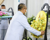 พระบาทสมเด็จพระเจ้าอยู่หัว พระราชทานพวงมาลาวางหน้าหีบศพทหารเ ... พารามิเตอร์รูปภาพ 3