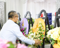 พระบาทสมเด็จพระเจ้าอยู่หัว พระราชทานพวงมาลาวางหน้าหีบศพทหารเ ... พารามิเตอร์รูปภาพ 5