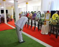 พระบาทสมเด็จพระเจ้าอยู่หัว พระราชทานพวงมาลาวางหน้าหีบศพทหารเ ... พารามิเตอร์รูปภาพ 11