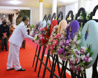พระบาทสมเด็จพระเจ้าอยู่หัว พระราชทานพวงมาลาวางหน้าหีบศพทหารเ ... พารามิเตอร์รูปภาพ 12