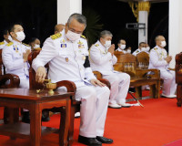 พระบาทสมเด็จพระเจ้าอยู่หัว พระราชทานพวงมาลาวางหน้าหีบศพทหารเ ... พารามิเตอร์รูปภาพ 17