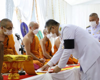 พระบาทสมเด็จพระเจ้าอยู่หัว พระราชทานพวงมาลาวางหน้าหีบศพทหารเ ... พารามิเตอร์รูปภาพ 18