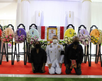 พระบาทสมเด็จพระเจ้าอยู่หัว พระราชทานพวงมาลาวางหน้าหีบศพทหารเ ... พารามิเตอร์รูปภาพ 19