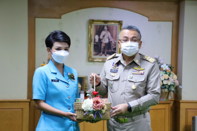 ชมรมแม่บ้านทหารอากาศ กองบิน 7 มอบแจกันดอกป๊อปปี้แก่พ่อเมืองส ... พารามิเตอร์รูปภาพ 1