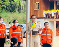 รองผู้ว่าราชการจังหวัดสุราษฎร์ธานี เป็นประธานในพิธี มอบบ้านใ ... พารามิเตอร์รูปภาพ 2