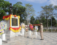 รองผู้ว่าราชการจังหวัดสุราษฎร์ธานีร่วมพิธีวางพวงมาลาและบำเพ็ ... พารามิเตอร์รูปภาพ 3