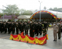 รองผู้ว่าราชการจังหวัดสุราษฎร์ธานีร่วมพิธีวางพวงมาลาและบำเพ็ ... พารามิเตอร์รูปภาพ 4