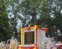 รองผู้ว่าราชการจังหวัดสุราษฎร์ธานีร่วมพิธีวางพวงมาลาและบำเพ็ ... พารามิเตอร์รูปภาพ 5