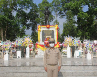 รองผู้ว่าราชการจังหวัดสุราษฎร์ธานีร่วมพิธีวางพวงมาลาและบำเพ็ ... พารามิเตอร์รูปภาพ 6