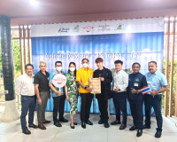 รองผู้ว่าราชการจังหวัดสุราษฎร์ธานี ให้การต้อนรับเครื่องบินจา ... พารามิเตอร์รูปภาพ 3