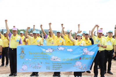 รองผู้ว่าราชการจังหวัดสุราษฎร์ธานี กล่าวต้อนรับ พล.ต.อ.สุรเช ... พารามิเตอร์รูปภาพ 1