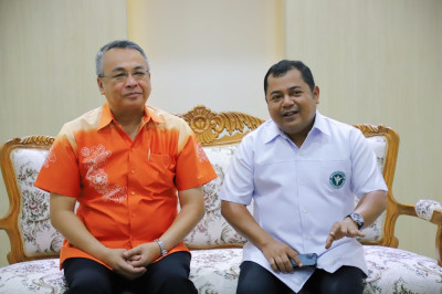 ผู้ว่าฯสุราษฎร์ธานี จับมือ นายแพทย์สาธารณสุข แถลง พบหญิงต่าง ... พารามิเตอร์รูปภาพ 1