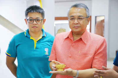 ผู้ว่าฯ สุราษฎร์ธานี ลงพื้นที่ตรวจสอบกรณีขุดพบ “พานทองคำ” ระ ... พารามิเตอร์รูปภาพ 1