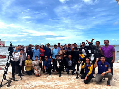 รองผู้ว่าราชการจังหวัดสุราษฎร์ธานี เป็นผู้นำเสนอหลัก Live Ac ... พารามิเตอร์รูปภาพ 1