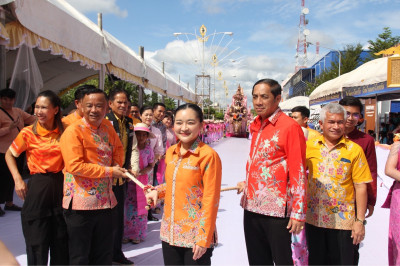 มวลชนนับหมื่นร่วมขบวนแห่เรือพระพนมทางบก ในงานประเพณีชักพระ ท ... พารามิเตอร์รูปภาพ 1